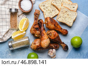 Вкусные куриные голени с хлебом и специями на цветном фоне. Стоковое фото, фотограф Pixel_shot / Фотобанк Лори