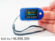 Medical pulse oximeter with an LCD. Heart and pulse rate, crucial in patient health monitoring, emergencies. SpO2, Assessment of blood oxygen saturation. Medical monitoring device pandemic COVID-19. Стоковое фото, фотограф Андрей Ка / Фотобанк Лори