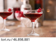 Стакан вкусного манхэттенского коктейля на деревянном столе крупным планом. Стоковое фото, фотограф Pixel_shot / Фотобанк Лори