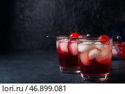 Бокалы вкусного коктейля Манхэттен на черном фоне. Стоковое фото, фотограф Pixel_shot / Фотобанк Лори