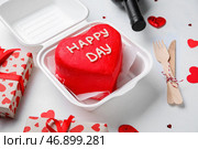 Пластиковая коробка для завтрака с вкусным тортом бенто на светлом фоне, крупным планом. Стоковое фото, фотограф Pixel_shot / Фотобанк Лори