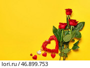 День святого Валентина розы и слышите на цветном фоне. Стоковое фото, фотограф Pixel_shot / Фотобанк Лори
