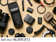 Фототехника на бежевом фоне, вид сверху. Стоковое фото, фотограф Pixel_shot / Фотобанк Лори