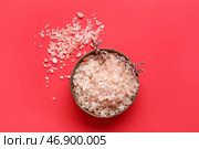 Чаша с морской солью на красном фоне. Стоковое фото, фотограф Pixel_shot / Фотобанк Лори