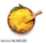 Деревянная миска с апельсиновой морской солью, ложкой и розмарином на белом фоне. Стоковое фото, фотограф Pixel_shot / Фотобанк Лори