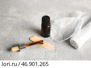 Бутылка с йодом, пипетка, медицинский пластырь и марлевый валик на гранж-фоне. Стоковое фото, фотограф Pixel_shot / Фотобанк Лори