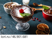 Стеклянная чаша с вкусным шоколадным пирожным на черном фоне. Стоковое фото, фотограф Pixel_shot / Фотобанк Лори