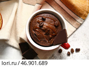 Чашка с вкусным шоколадным пирожным на столе. Стоковое фото, фотограф Pixel_shot / Фотобанк Лори