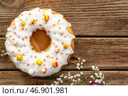 Доска с вкусным куличом и цветами гипсофилы на деревянном фоне. Стоковое фото, фотограф Pixel_shot / Фотобанк Лори