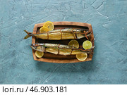 Деревянная доска с копченой скумбрией на синем фоне. Стоковое фото, фотограф Pixel_shot / Фотобанк Лори