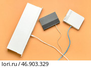Коммутатор и маршрутизаторы Wi-Fi с интернет-кабелями на оранжевом фоне. Стоковое фото, фотограф Pixel_shot / Фотобанк Лори