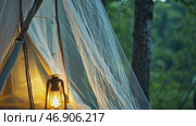 Kerosene lamp illuminates tent in forest at night. Стоковое AI-видео, аниматор Юрий Поздников / Фотобанк Лори