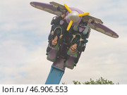 Москва, Россия, 5 июля 2019 - Подросток на карусели. Редакционное фото, фотограф YuryKara / Фотобанк Лори
