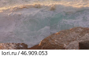 Big splashes of Atlantic ocean at sunset. Стоковое видео, видеограф Михаил Коханчиков / Фотобанк Лори