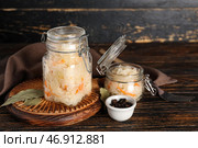 Вкусная квашеная капуста в банке с приправами на столе на фоне деревянной поверхности. Крупный план. Стоковое фото, фотограф Pixel_shot / Фотобанк Лори
