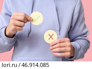 Мужчина с оценочными метками на розовом фоне, крупный план. Концепция опроса. Стоковое фото, фотограф Pixel_shot / Фотобанк Лори