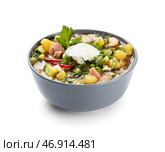 Миска вкусной окрошки со сметаной на белом фоне. Стоковое фото, фотограф Pixel_shot / Фотобанк Лори