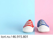 Милые стильные детские туфельки на цветном фоне. Стоковое фото, фотограф Pixel_shot / Фотобанк Лори