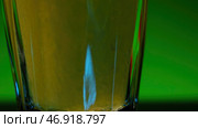 Stock clip .A bright background on which yellow carbonated lemonade is poured into glasses. Стоковое фото, фотограф David Kashakhi / Фотобанк Лори