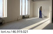Man polishing marble floor in modern office building. Стоковое фото, фотограф David Kashakhi / Фотобанк Лори