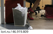 Trash bin - basket full of wastepaper in office. Стоковое фото, фотограф David Kashakhi / Фотобанк Лори