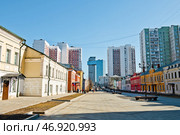 Школьная улица. Весенний солнечный день. Москва. Россия. Редакционное фото, фотограф E. O. / Фотобанк Лори