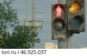 Close up urban city traffic light changing to green from red signal cars to proceed across intersection. Стоковое фото, фотограф David Kashakhi / Фотобанк Лори