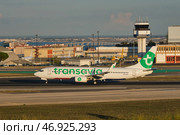Transavia Boeing 737-8K2 passenger plane taxi on runway in Humberto Delgado Airport in Lisbon (2023 год). Редакционное фото, фотограф Дмитрий Рухленко / Фотобанк Лори