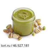 Вкусная фисташковая паста в банке на белом фоне. Стоковое фото, фотограф Pixel_shot / Фотобанк Лори