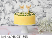 Встаньте с вкусным свадебным тортом и отправьте сообщение MR. МИССИС. на столе. Стоковое фото, фотограф Pixel_shot / Фотобанк Лори