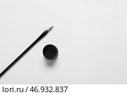 Каллиграфическая кисть с тушью на белом фоне. Стоковое фото, фотограф Pixel_shot / Фотобанк Лори