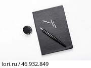 Ручка с чернилами и блокнот на белом фоне. Стоковое фото, фотограф Pixel_shot / Фотобанк Лори