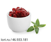 Чаша с вкусной сушеной клюквой на белом фоне. Стоковое фото, фотограф Pixel_shot / Фотобанк Лори