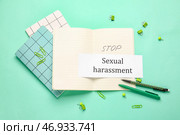 Текст ПРЕКРАТИТЕ СЕКСУАЛЬНЫЕ ДОМОГАТЕЛЬСТВА и канцелярские принадлежности на цветном фоне. Стоковое фото, фотограф Pixel_shot / Фотобанк Лори