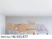 Люди протестуют в помещении. Концепция импичмента. Стоковое фото, фотограф Pixel_shot / Фотобанк Лори