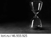 Стильные песочные часы на темном фоне. Концепция дедлайна. Стоковое фото, фотограф Pixel_shot / Фотобанк Лори