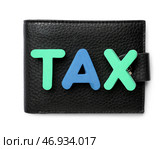 Слово НАЛОГ и бумажник на белом фоне. Стоковое фото, фотограф Pixel_shot / Фотобанк Лори