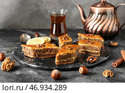 Доска с вкусной пахлавой на столе. Стоковое фото, фотограф Pixel_shot / Фотобанк Лори