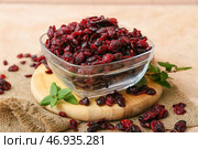 Чаша с вкусной сушеной клюквой на цветном фоне, крупным планом. Стоковое фото, фотограф Pixel_shot / Фотобанк Лори