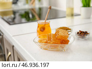 Чаша с медовыми сотами на кухонном столе. Стоковое фото, фотограф Pixel_shot / Фотобанк Лори