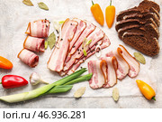 Композиция с ломтиками вкусного копченого бекона на светлом фоне. Стоковое фото, фотограф Pixel_shot / Фотобанк Лори