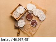 Композиция с воздушными рисовыми крекерами и растопленным шоколадом на цветном фоне. Стоковое фото, фотограф Pixel_shot / Фотобанк Лори