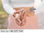 Женщина-бегунья проверяет пульс на улице, крупным планом. Стоковое фото, фотограф Pixel_shot / Фотобанк Лори