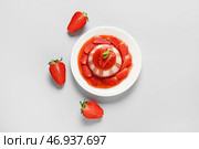 Тарелка с вкусной клубничной панна коттой и мятой на светлом фоне. Стоковое фото, фотограф Pixel_shot / Фотобанк Лори
