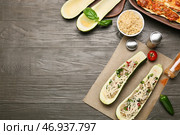 Композиция с лодочками из цуккини, фаршированными киноа, на деревянном фоне. Стоковое фото, фотограф Pixel_shot / Фотобанк Лори