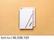Блокноты, карандаш и ластик на цветном фоне. Стоковое фото, фотограф Pixel_shot / Фотобанк Лори