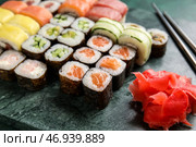 Доска с набором вкусных суши, роллов и имбиря, крупным планом. Стоковое фото, фотограф Pixel_shot / Фотобанк Лори