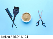 Чаша с хной и парикмахерскими принадлежностями на цветном фоне. Стоковое фото, фотограф Pixel_shot / Фотобанк Лори