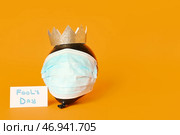 Композиция на День дурака на цветном фоне. Стоковое фото, фотограф Pixel_shot / Фотобанк Лори