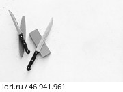 Ножи с точильными камнями на светлом фоне. Стоковое фото, фотограф Pixel_shot / Фотобанк Лори